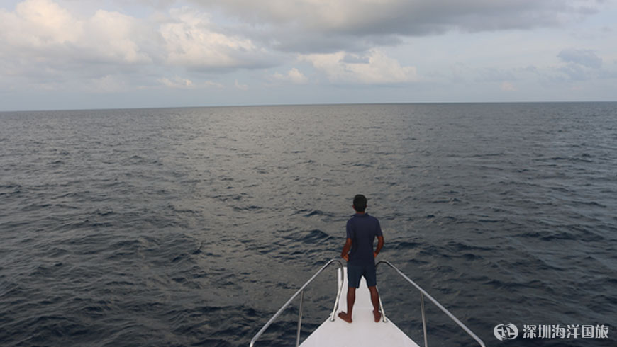 一个人站在船头的图片图片